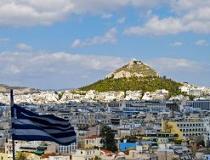 Vanaf de Akropolis heb je een prachtig uitzicht over de stad, de oude Agora en de kerk Agii Apostoli. Vlakbij het Akropolis vind je de Plaka; de oude, sfeervolle wijk vol met pittoreske huizen en kleine steegjes om in te verdwalen.